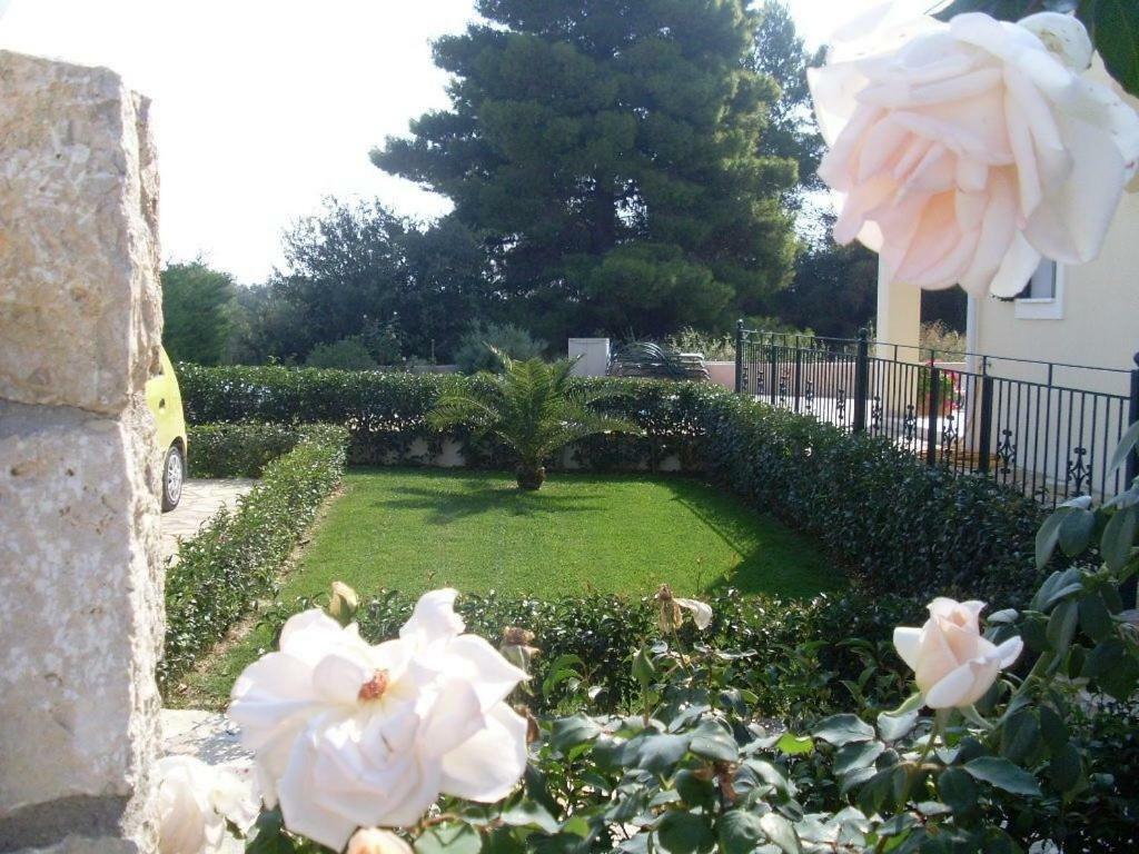 Villa Amelia Metaxata Екстер'єр фото